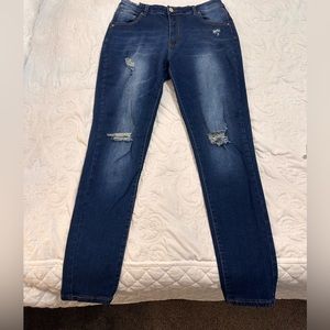 SOLD🎉🎉🎉Distressed stretch jeggings